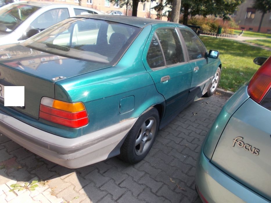 BMW E36 sedan zielony metalik 1.6 benzyna przeznaczone na części