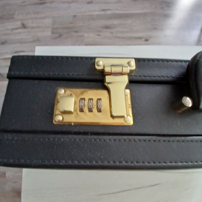 Walizka na szyfr neseser , aktówka. Czarna.