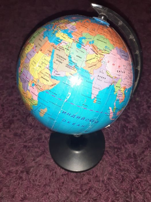 Глобус планети Земля на підставці