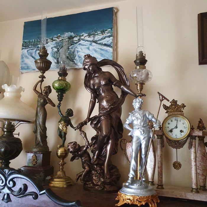 Sprawna figuralna lampa naftowa=MOREAU=ze stopów metali=wys.całk.80 cm
