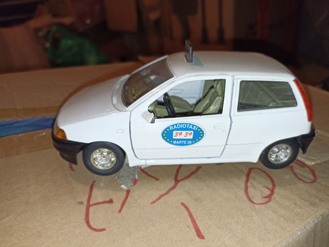 Stary vintage Model Fiat Punto I Radiotaxi Bburago 1:24