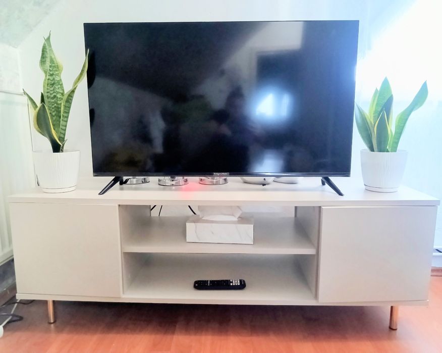 Szafka RTV 145cm*50cm*40cm kremowa berzowa złote nóżki