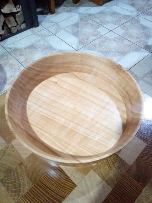 Тарелка из дерева ручной работы.