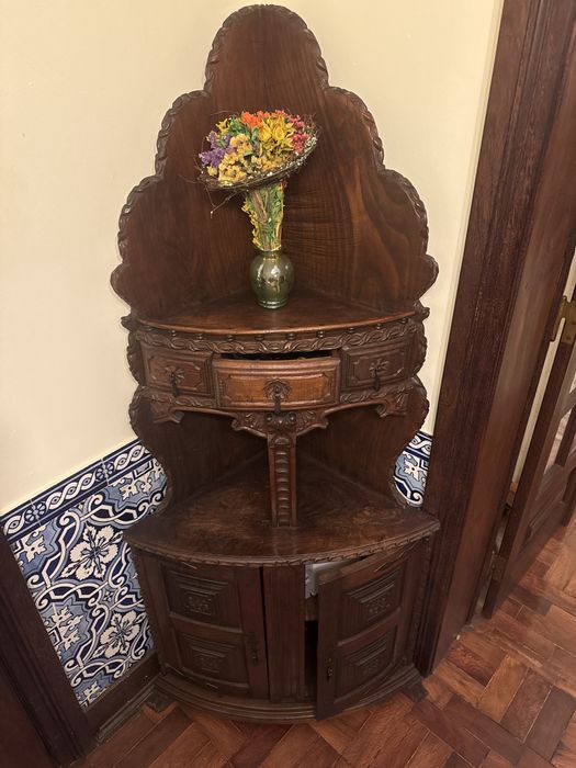 Móvel de canto em madeira