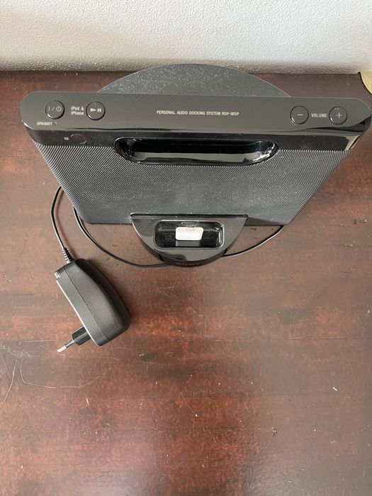 Coluna SONY para ouvir musica a partir do telemóvel. Inclui adaptador