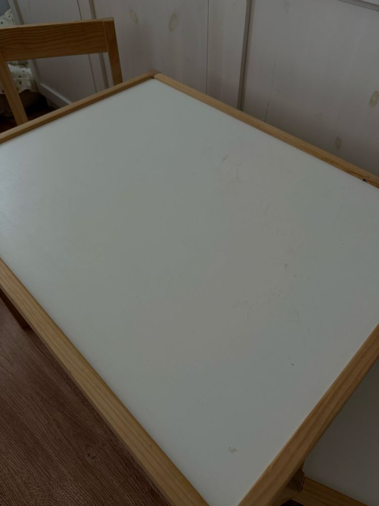 Stolik dzieciecy z 2 krzesełkami