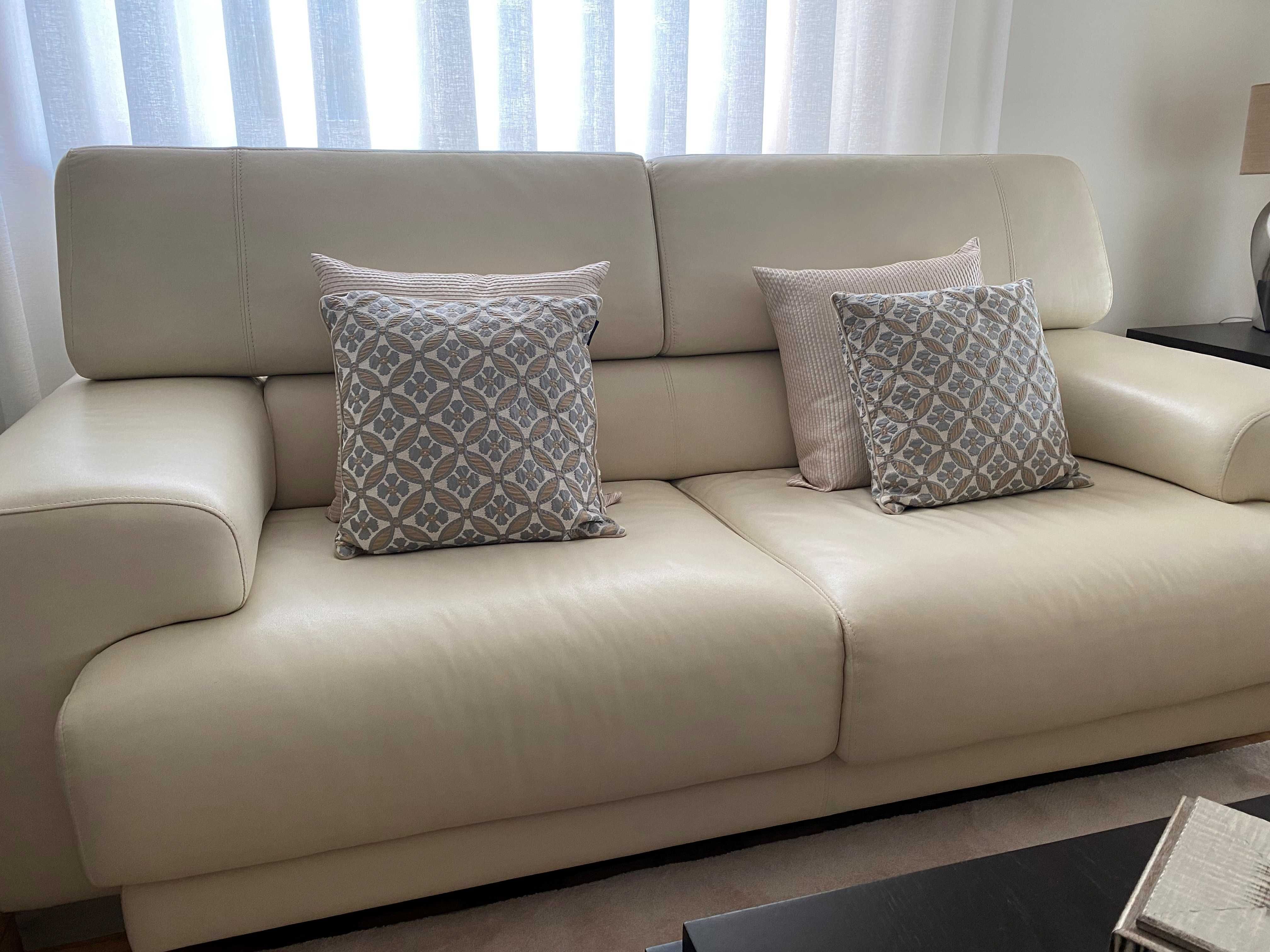 Sofá em Pele Branco-Pérola – Como Novos! Design Moderno e Elegante