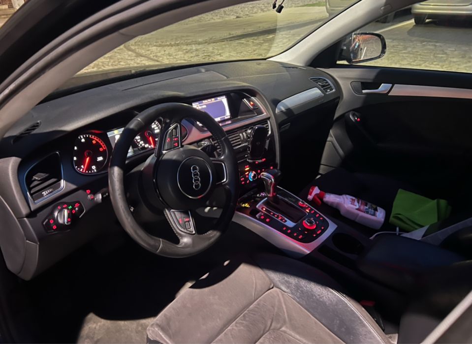 Audi A4B8 Lift 2012 rok 2.0tdi 144Ps