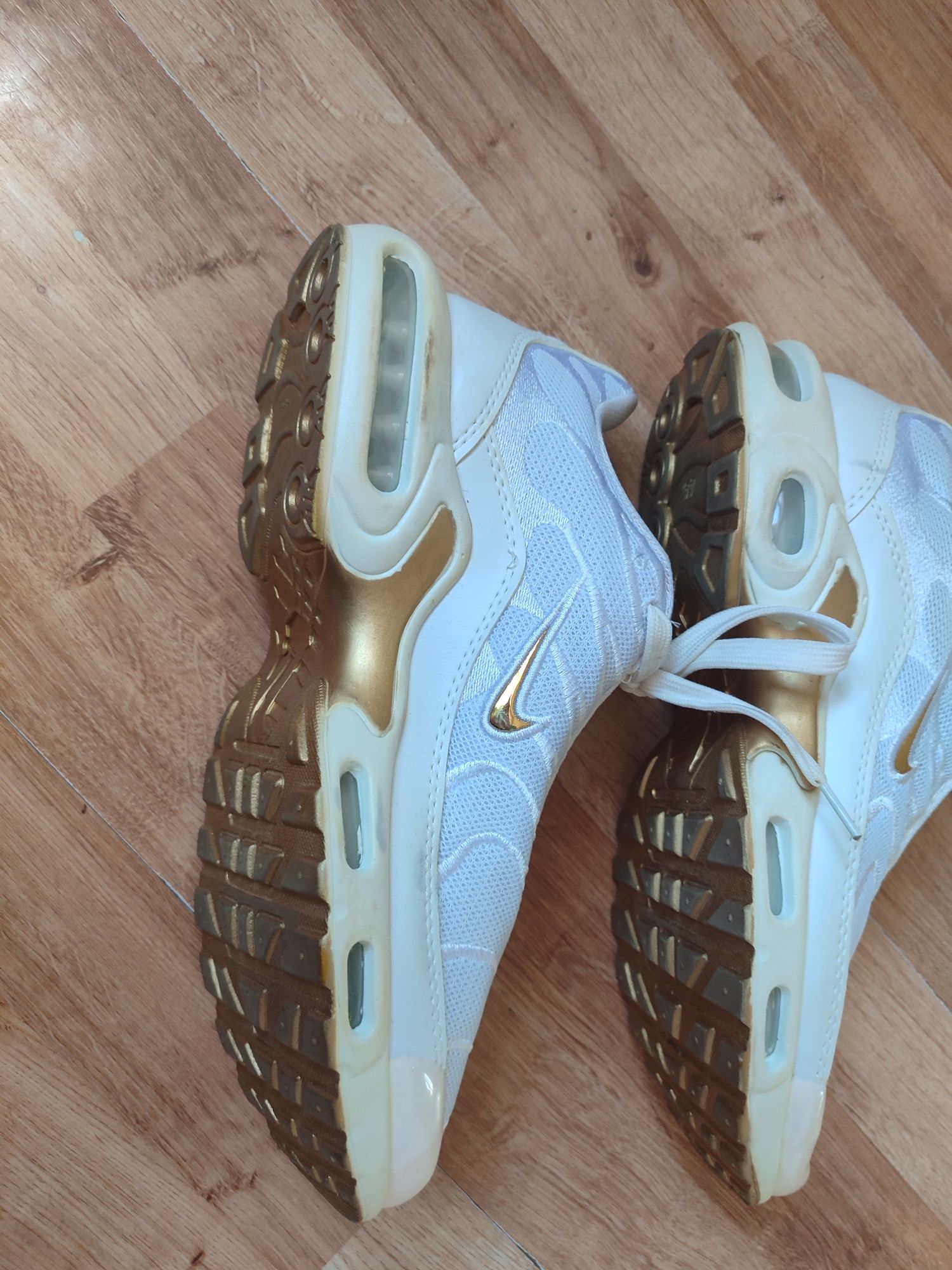 Buty męskie sportowe z wadami widocznymi na zdjęciach