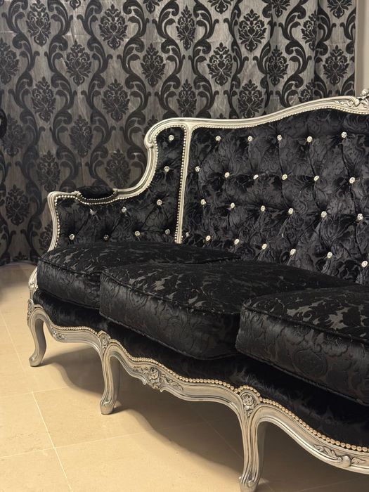 Sofás e Poltrona Barrocos em Veludo, mesa e 6 cadeiras