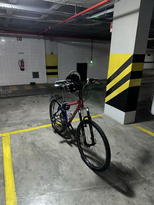 Bicicleta com pézinho e capacete.