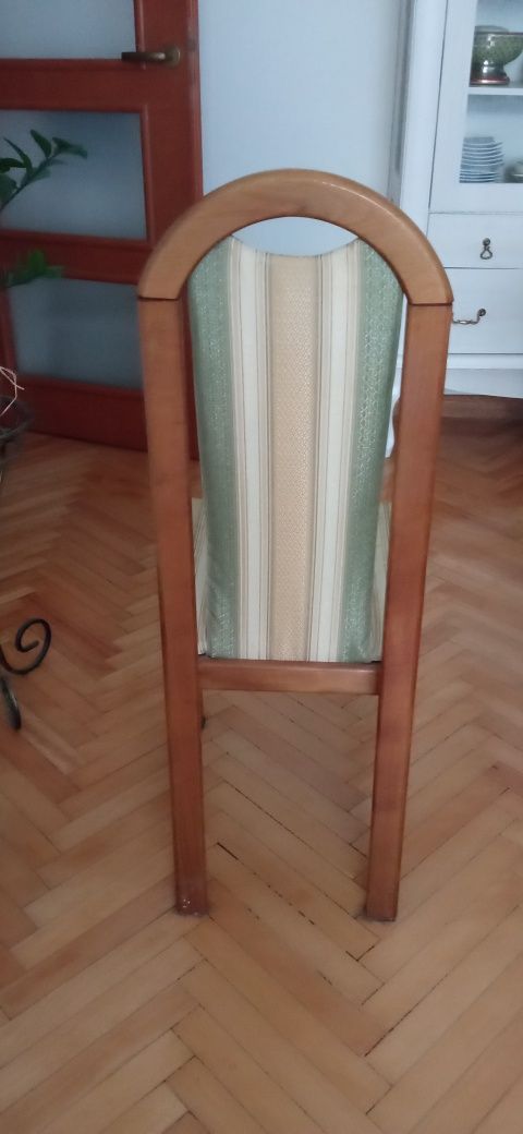 Krzesła do salonu.