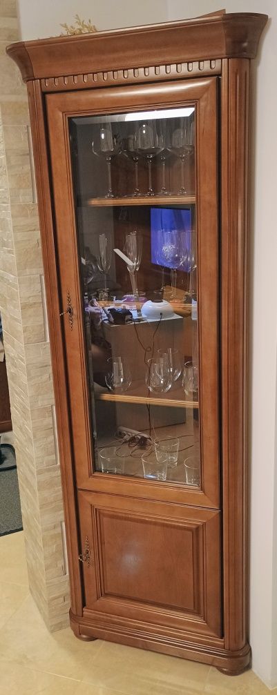 Sprzedam rogową witrynę w stanie idealnym.