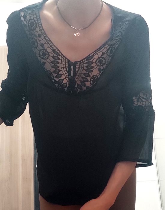 Bluzeczka czarna z tiulu z ozdobnym wykończeniem M
