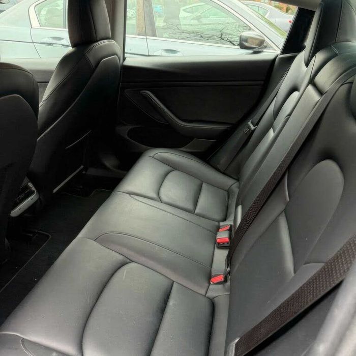 Tesla Model 3 Long Range      2022