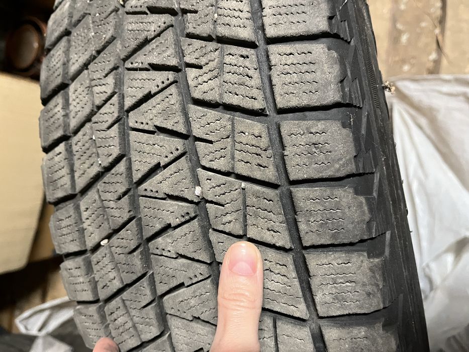Шини зимові  Bridgestone blizzak