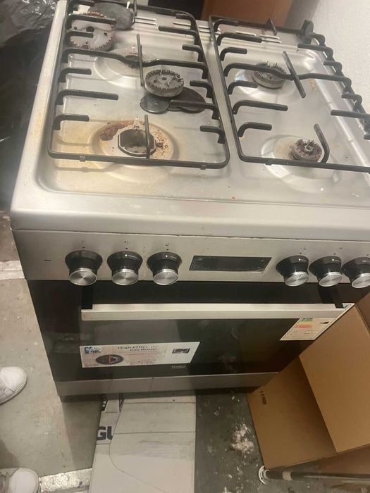 Fogão a gás canalizado Beko com forno