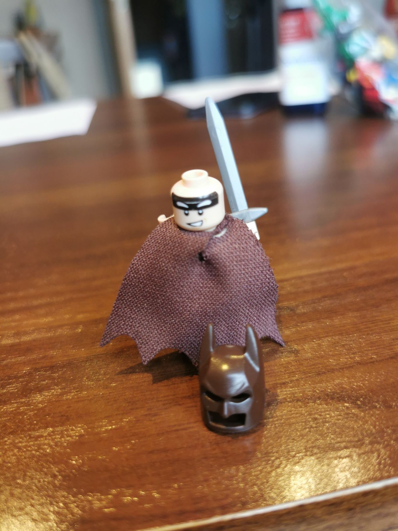 LEGO Figurka szkocki Batman szkocka krata, miecz