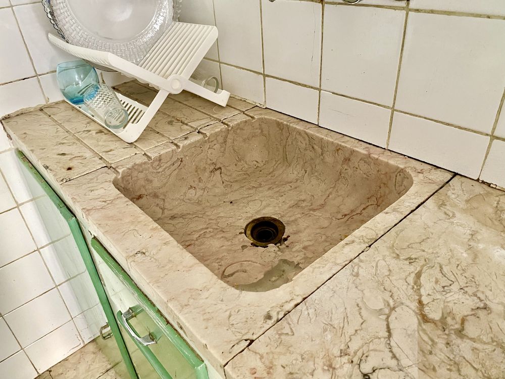 Bancada de Pedra e Armarios de Cozinha