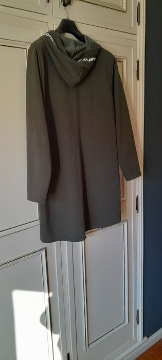 Casaco comprido polar com capuz e bolsos