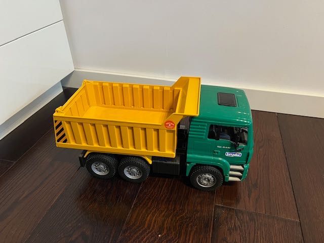 Samochód osobowy z firmy Bruder - wywrotka, produkt nowy