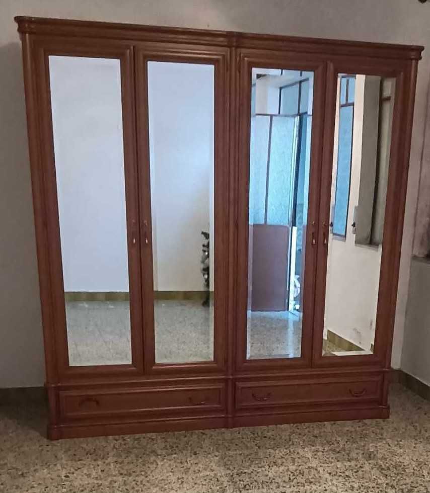 Roupeiro em carvalho com 4 portas de vidro , tudo maciço !
