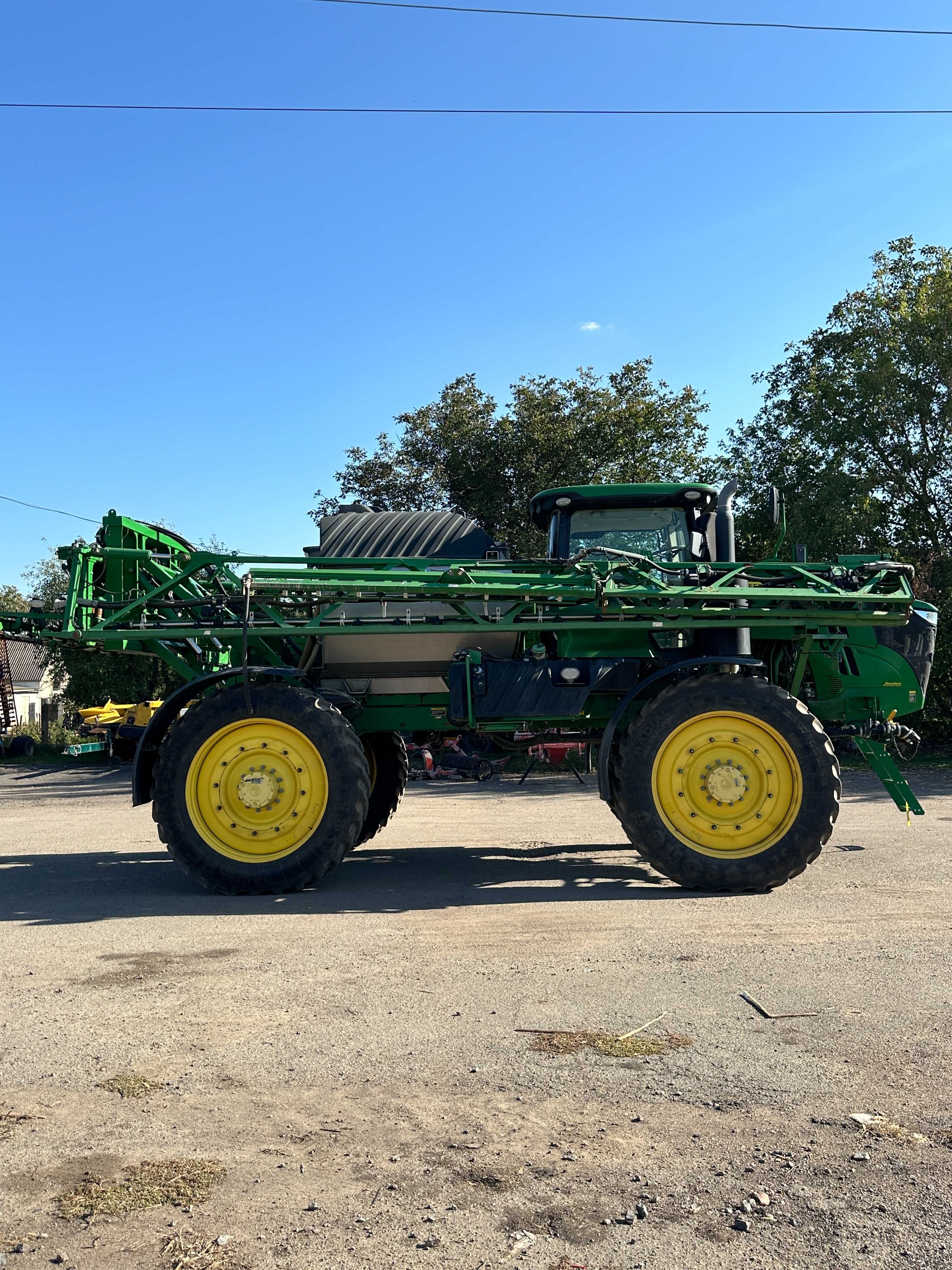 Самохідний оприскувач John Deere R4045