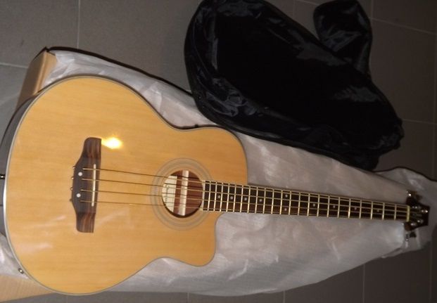 Guitarra baixo eletroacústico de cor preta ou castanha