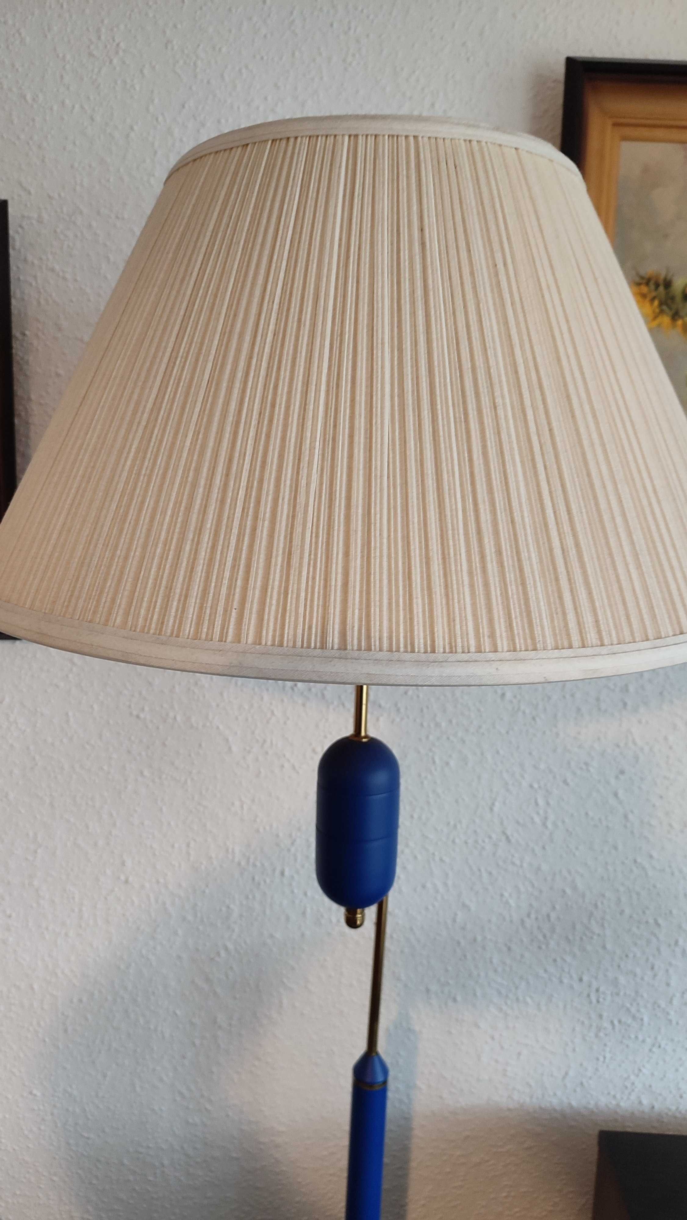 Lampa stojąca z abażurem
