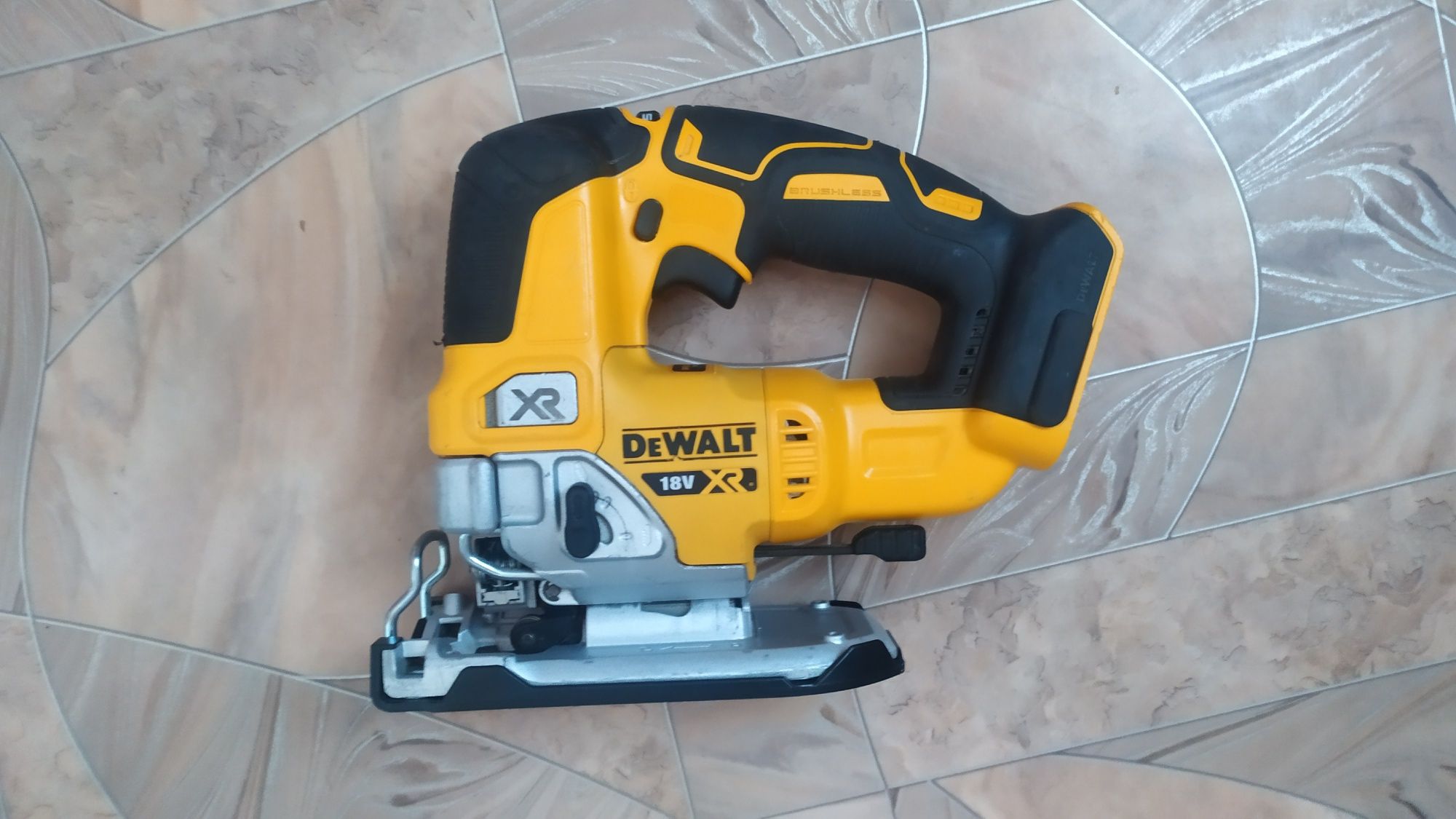 DeWalt dcs 334 лобзік  безщітковий оригінал