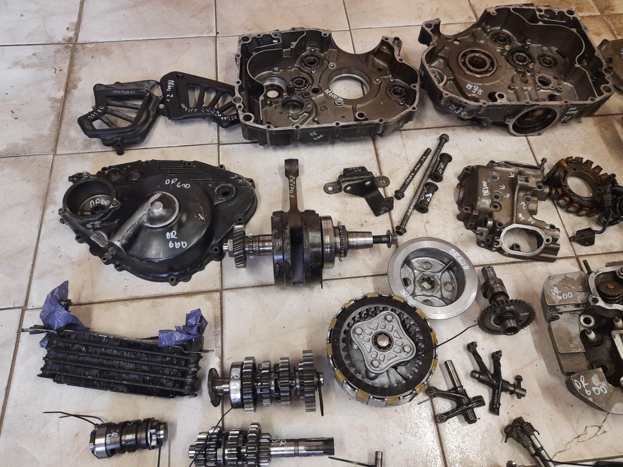 Suzuki DR 600 silnik części wał głowica cylinder skrzynia kapa magneto