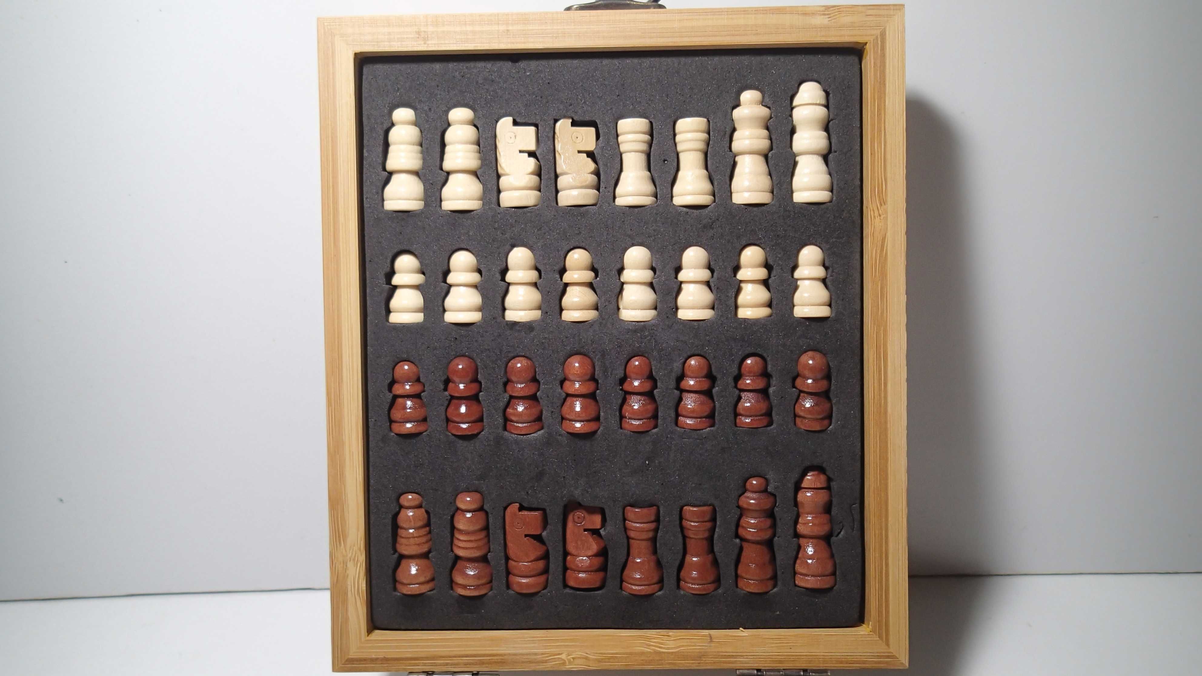 Caixa em Bambù com tabuleiro e peças de xadrez