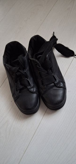 Віддам кросівки безкоштовно