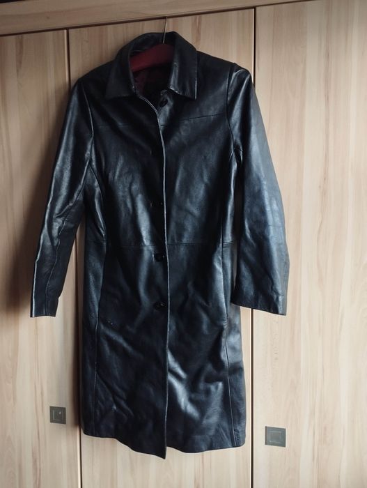 Czarny długi skórzany płaszcz skóra