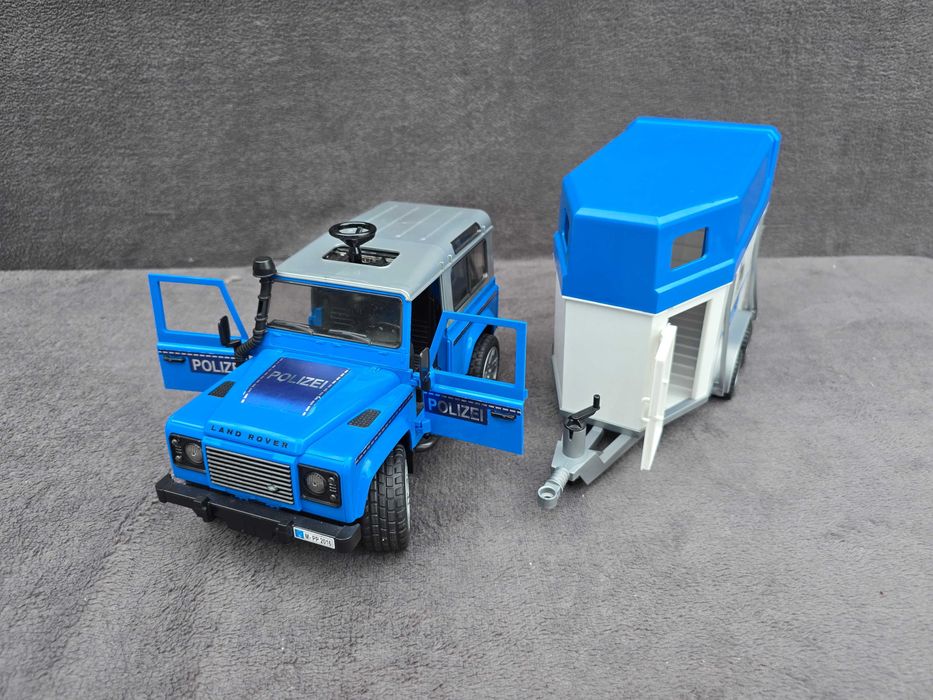 Bruder Land Rover z przyczepą