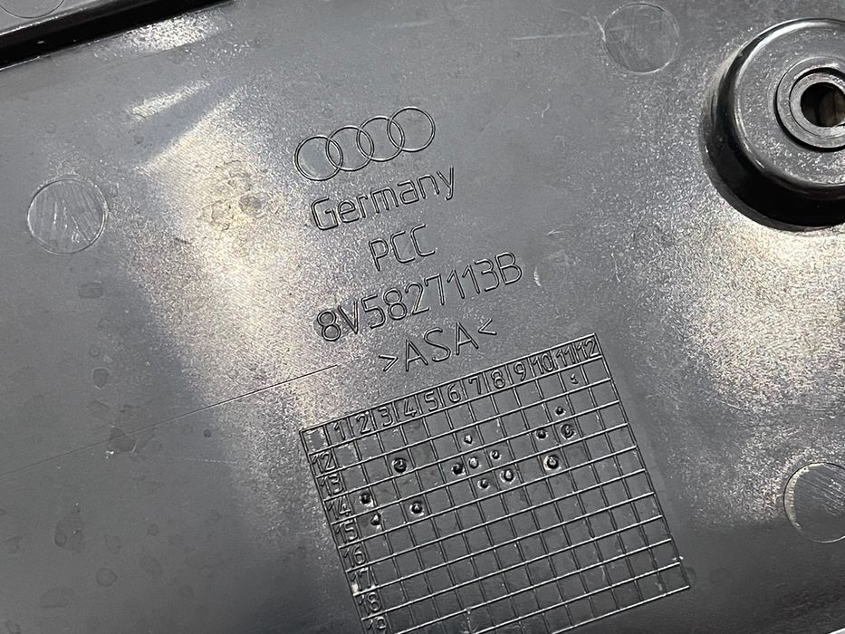 Подіум заднього номерного знаку AUDI (під квадратний номер) 8V5827113B