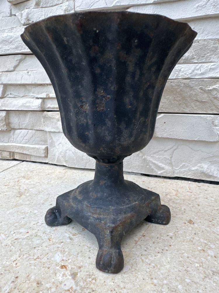 Stara żeliwna donica doniczka z żeliwa wazon gruba scianka