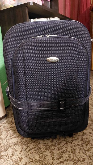 Чемодан средних размеров - ручная кладь.