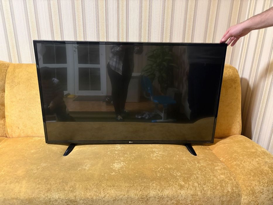 Телевізор 49 дюймів з плоским екраном LG