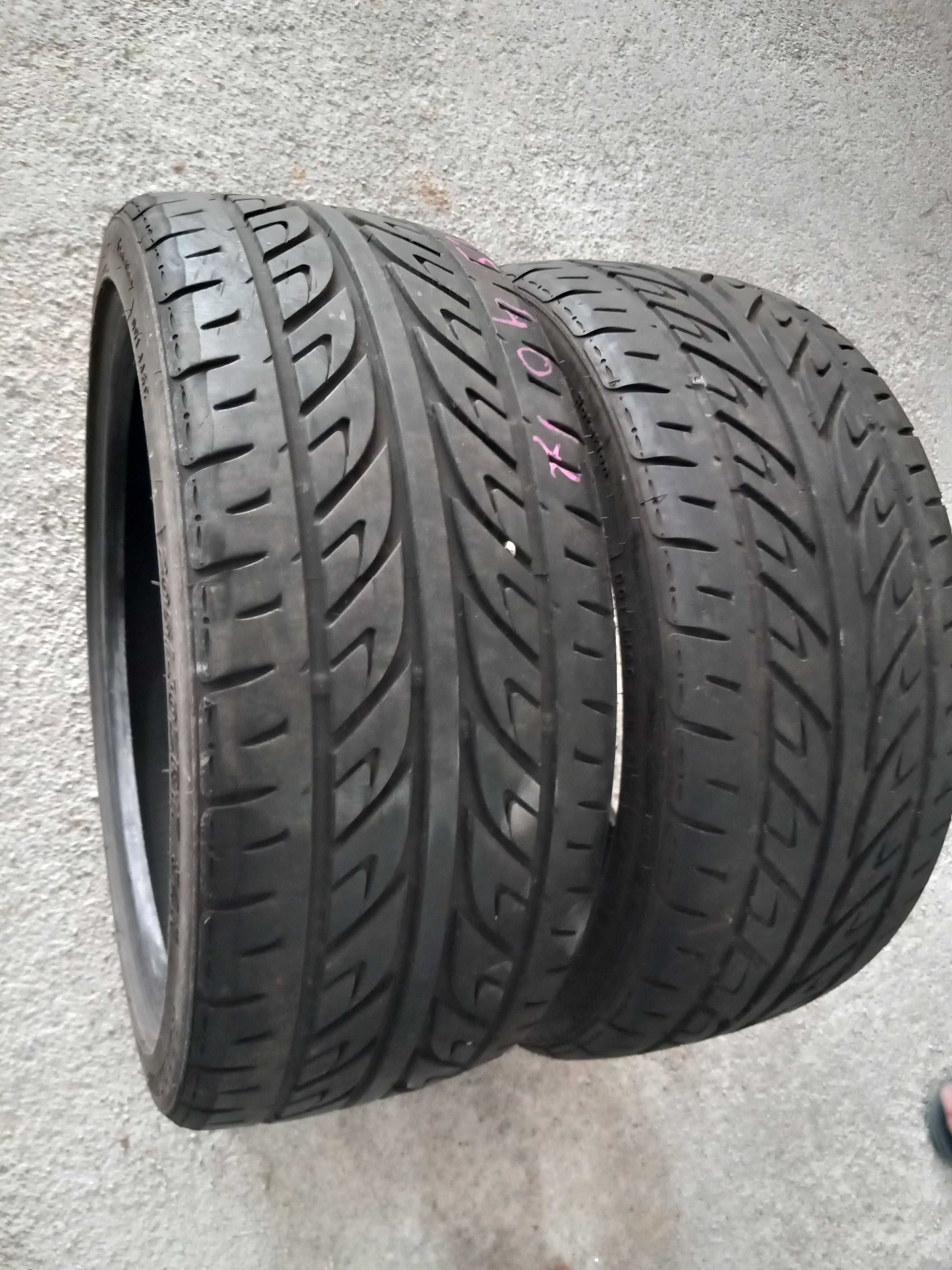 2 Pneus 205/40R17 Roadstone seminovos