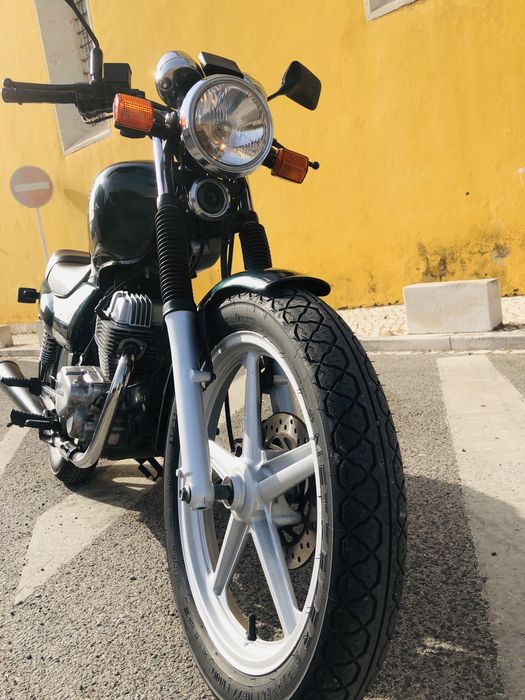 Moto CB em otimo estado com poucos kms preço pouco negociavel , dispon