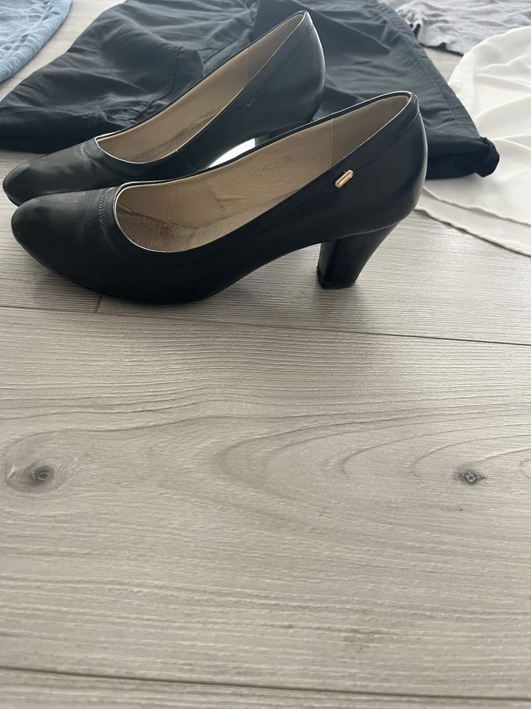 Sprzedam zestaw ubrań s i buty 38