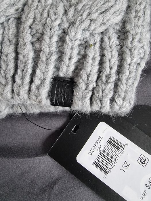 Szara czapka zimowa. Futro ciepły polar popielata beanie pompon DKNY