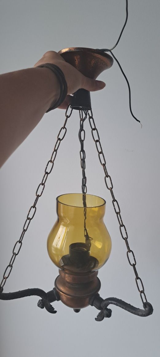 Lampa z czasów PRL z miodowym kloszem, w antycznym stylu