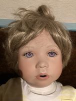 Porcelanowa Lalka ma sygnaturę z tyłu na szyji