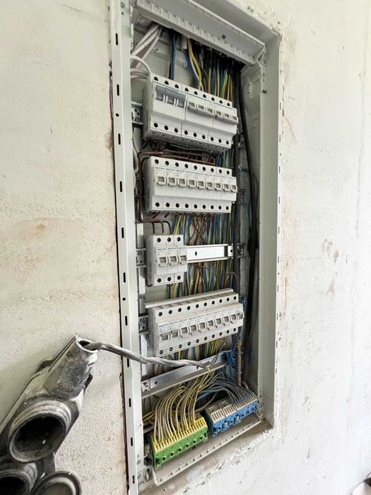 Продам сучасний будинок в мальовничому місці.