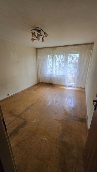 Bełchatów – Parter | 3 pokoje | Balkon | Do kapitalnego remontu!