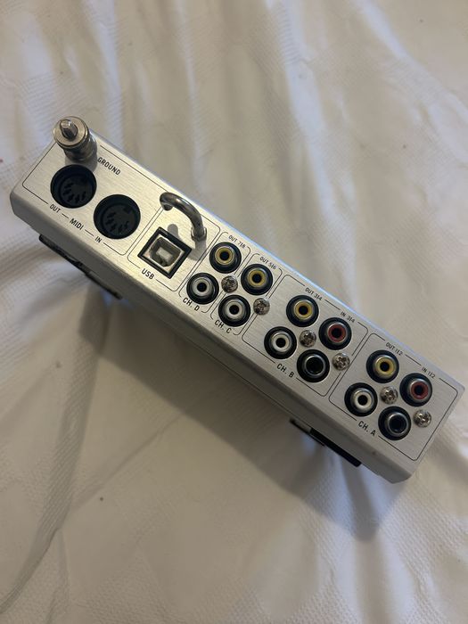 Placa Native Instruments Audio 8 DJ