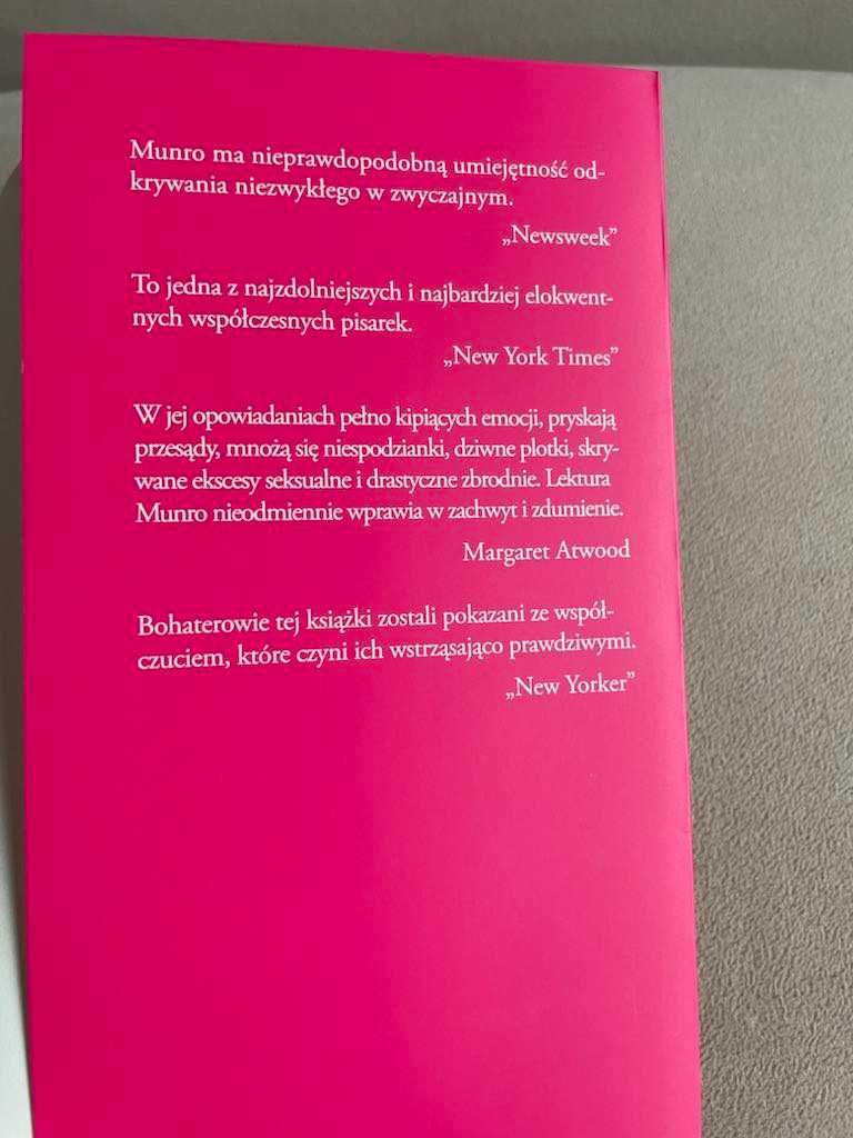 Książka "Dziewczęta i kobiety" Alice Munro