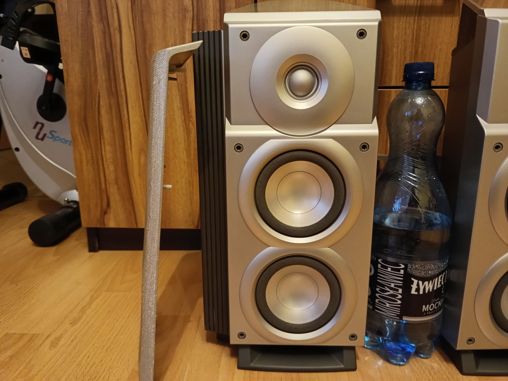 Niewielkie fikuśne monitory firmy Sharp model CP-NH10H